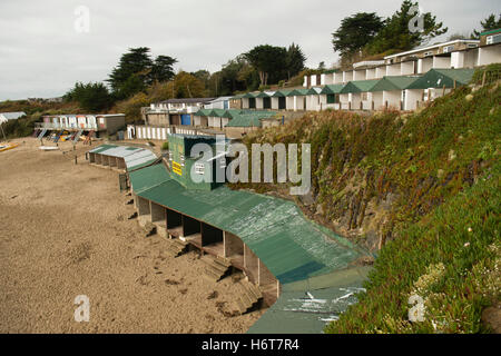 Strandhütten mit Blick auf den Sandstrand in Abersoch auf der Halbinsel Lleyn, Gwynedd North Wales UK. Eine der Hütten im Jahr 2016 für 130.000 £ bei einer Auktion verkauft Stockfoto