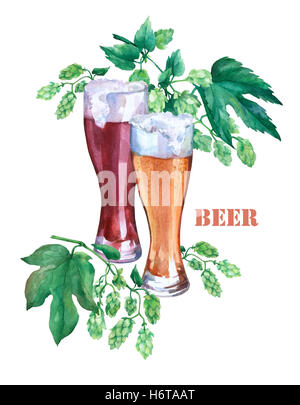 Gläser mit helles und dunkles Bier. Grünen Zweig Hopfen. Aquarell Bild auf weißem Hintergrund. Stockfoto