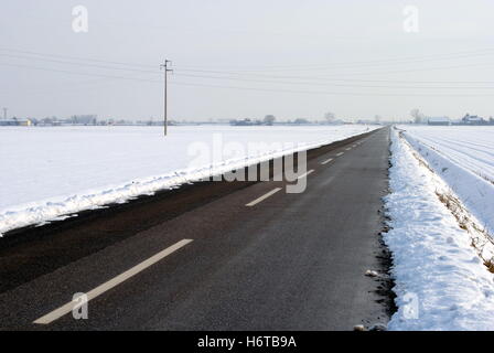 Salz-Rad kalten Schnee Koks Kokain Material Medikament Anästhesie süchtig machende Droge schwarze dunkelhäutige kohlschwarze tiefschwarze Winterauto Stockfoto