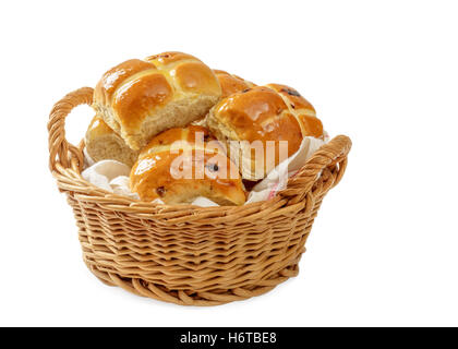 Korb mit Hot Cross Buns auf einem weißen Hintergrund zu Ostern Stockfoto