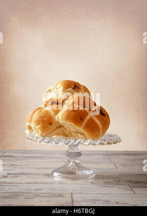 Ostern Hot Cross Buns auf Glas Ständer Stockfoto