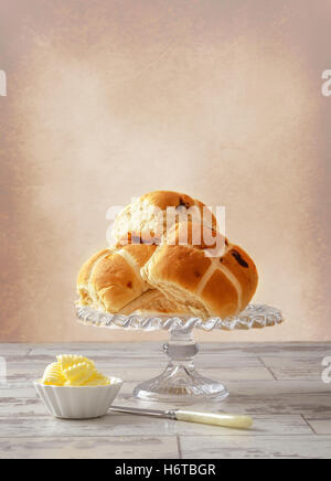 Hot Cross Buns mit Portion butter Stockfoto