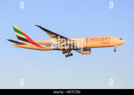 Amsterdam/Niederlande Oktober 29, 2016: Boeing 777 von Sky Cargo Besteuerung auf dem Amsterdamer Flughafen Stockfoto