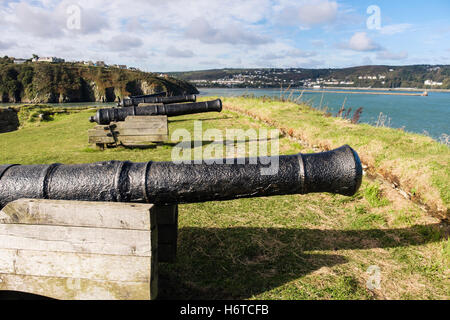 Alt 9 Pounder Gewehren im 18. Jahrhundert Fort Ruinen 1781 auf einer Landzunge mit Blick auf Port. Fishguard, Pembrokeshire, Wales, UK Stockfoto