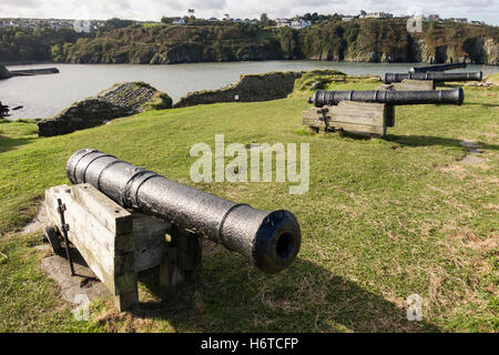 Alt 9 Pounder Gewehren im 18. Jahrhundert Fort Ruinen 1781 auf einer Landzunge mit Blick auf Port. Fishguard, Pembrokeshire, Wales, UK Stockfoto