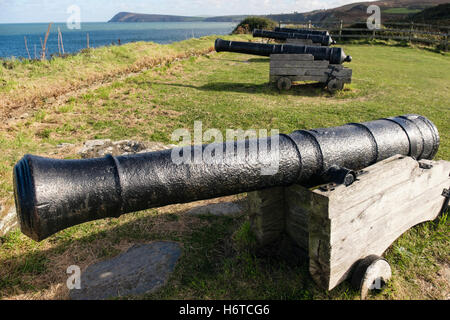 Alt 9 Pounder Gewehren im 18. Jahrhundert Fort Ruinen 1781 auf einer Landzunge mit Blick auf die Küste. Fishguard, Pembrokeshire, Wales, UK Stockfoto