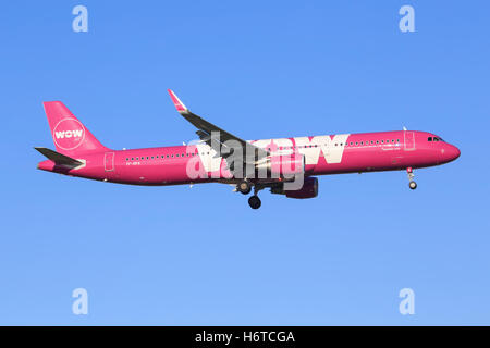 SCHIPHOL, AMSTERDAM, Niederlande - Mai 1, 2016: Airbus A321 von WOW Airlines landet auf dem internationalen Flughafen Schiphol. Stockfoto