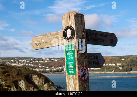 Zweisprachige Pembrokeshire Coast Path National Trail Wegweiser mit Eichel-Logo. Fishguard Pembrokeshire Wales UK Großbritannien Stockfoto