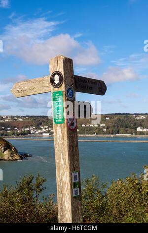 Zweisprachige Pembrokeshire Coast Path National Trail Wegweiser mit Logo und Geschichte Punkten. Fishguard Pembrokeshire Wales UK Stockfoto