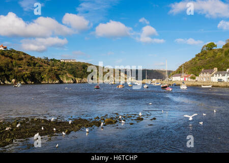 Blick über Afon Gwaun Flussmündung mit Boote vertäut im alten Fischerhafen. Senken Sie Fishguard Pembrokeshire Wales UK Großbritannien Stockfoto