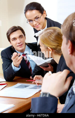 gesprochene spricht Frau sprechen sprechen sprechen sprechen Chat schmeichelhaften Menschen Menschen Menschen folk Personen menschlicher Mensch lachen Stockfoto