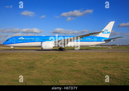 Amsterdam/Niederlande Oktober 29, 2016: Boeing 787 von KLM Besteuerung auf dem Amsterdamer Flughafen Stockfoto