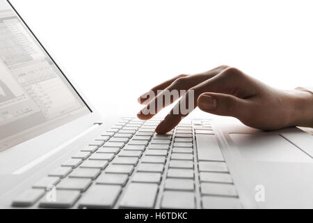 Laptop Notebook Computer Computer PC Board Finger Tool handjob isoliert weibliche moderne moderne Hardware menschlicher Mensch Stockfoto