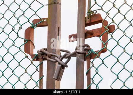 Alte rostige Vorhängeschloss Tor Stockfoto