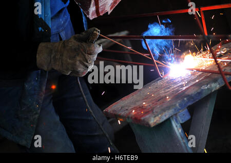 Rauch Rauchen raucht Rauch blau Tool Job Handwerker Handwerker Bastler bauen technische Industrie Wirtschaftsingenieurwesen Hut Stockfoto