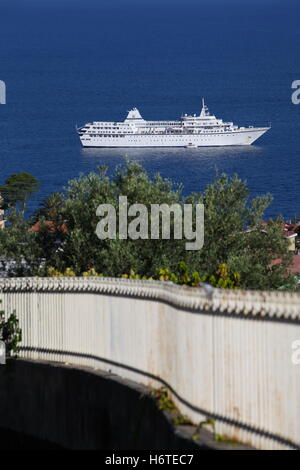 Kreuzfahrtschiff zu begeben, füllt sich mit Lieferungen überprüfen Passagiere und bereiten sich auf den Hafen wieder verlassen legen Sie das blaue Meer. Stockfoto