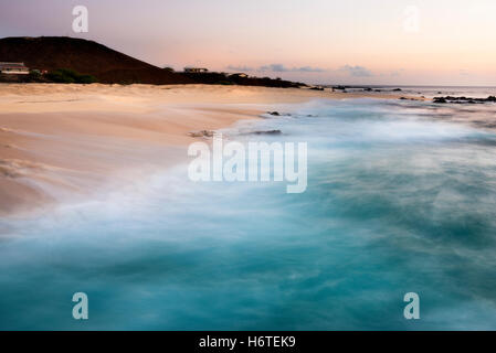 Seegang am Georgetown Ascension Island gefangen in Zeitlupe bei Sonnenuntergang Stockfoto