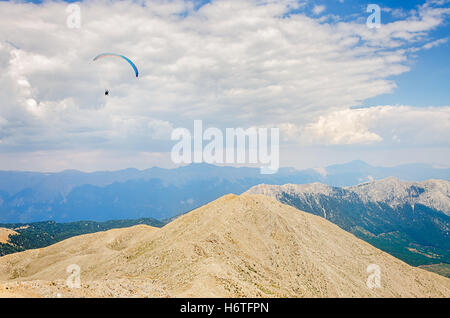 Gleitschirm fliegen über Mount Tahtali, Türkei, Kemer. Paragliding in den Bergen. Stockfoto