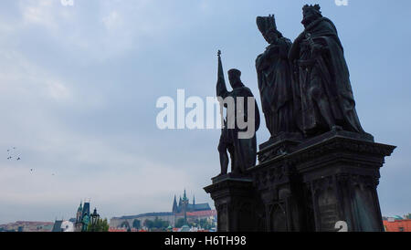 Statue des Heiligen Norbert von Xanten, Wenzel und Sigismund auf der Karlsbrücke in Prag Stockfoto