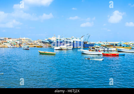 Viele kleine Fischerboote und große Fischtrawler vor Anker im Hafen neben dem Fischmarkt in Alexandria, Ägypten. Stockfoto