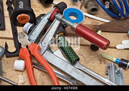 Werkzeuge Objekte Workshop kleine winzige kleine kurze Schrauben Garage schwenkt Bolzen Stück Abschnitt Segment Teil Bereich Werkzeuge Objekte detail Stockfoto