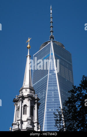 Str. Pauls Kapelle und One World Trade Center, NYC Stockfoto