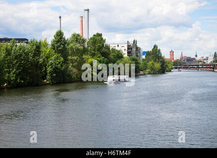 Touristic Ausflugsschiff an der Spree in Berlin. Stadtbild ist im Hintergrund. Stockfoto