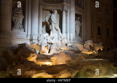 Fontana Di Trevi in der Nacht mit gelben Lichter. Aquädukt gespeist Rokoko-Brunnen, entworfen von Nicola Salvi & abgeschlossen im Jahre 1762, mit s Stockfoto