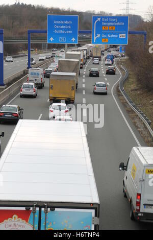 ein Stau auf der a30 Stockfoto