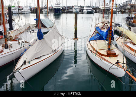 Retro und moderne Freizeiteinrichtungen Yacht Liegeplatz in Auckland Viaduct Basin. Stockfoto