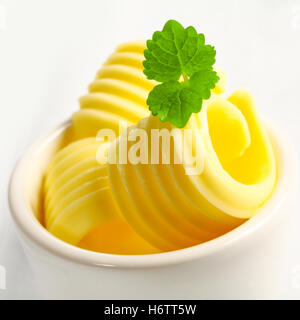 Lebensmittel Nahrungsmittel Blatt isoliert Closeup verteilt Milch Kochen Köche kochen kochen eine Minze gerollt Kraut Produkt Curl Molkerei margarine Stockfoto