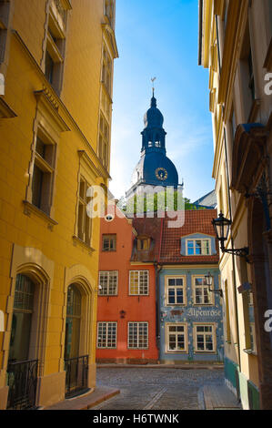 Blaues Haus Gebäude Turm schöne beauteously schöne Reise Kirche Altstadt Stadt Stein Fenster Bullauge Dachgaube Stockfoto