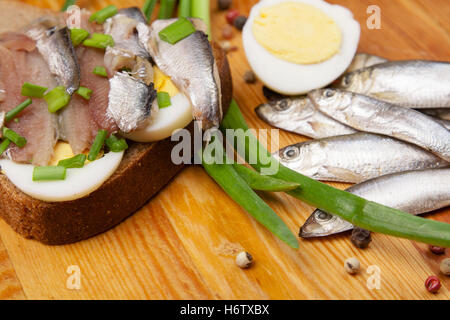 Lebensmittel Nahrungsmittel Brot Salz Pfeffer Holzschale Silber frische kleine winzige kleine kurze Feder Prellen Bounces Hop überspringen frisks Stockfoto