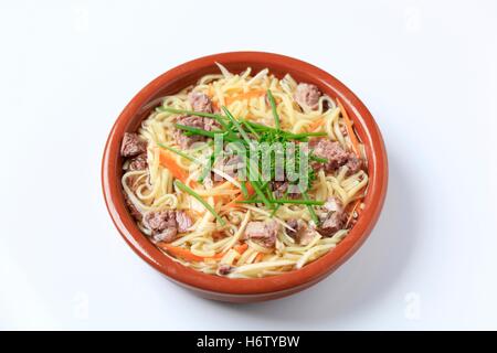 Essen Nahaufnahme Studio Nudeln Gemüse Karotten Gericht essen gekochtes Mittagessen Pasta Petersilie aliment niemand Abendessen Abendessen hausgemachte Suppe Stockfoto