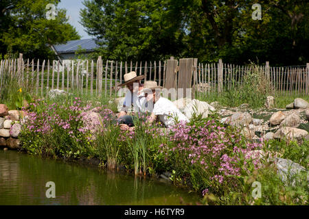 paar mit Stroh am gartenteich Stockfoto