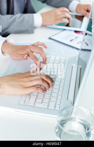 Frau Menschen Menschen Menschen folk Personen menschlicher Mensch Laptop Notebook Computer Computer Tastatur Sekretär Handwerkzeug Stockfoto