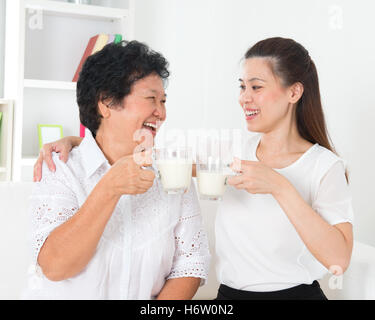Tasse-Menschen-Menschen Menschen folk Personen menschlicher Mensch Glas Kelch Becher Frau Frauen schön beauteously schön Stockfoto
