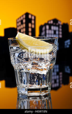 Restaurant Bar Taverne Glas Kelch Becher orange trinken trinken Lätzchen schwarz tiefschwarz dunkelhäutigen kohlschwarze Alkohol party Stockfoto