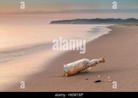"Wellenlinien" Küste Rettung Nachricht Schatz Flasche Nachricht Sand Sand Makro Nahaufnahme Makro Aufnahme nahe Ansicht Nahaufnahme Strand Stockfoto
