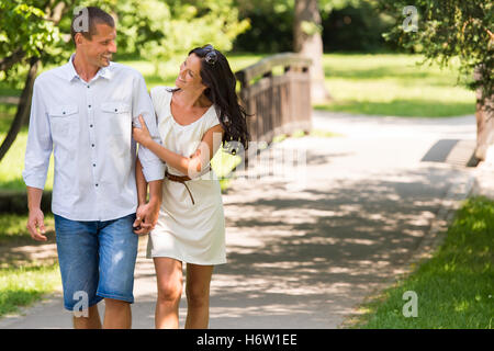 Frau Lachen Lachen Lachen Twit kichern Lächeln Lächeln lachen lachend lächelnd gehen Lächeln gehen gehen zu Fuß Hand Hände Stockfoto
