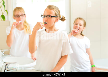 Mädchen beim Zähneputzen im Bad Stockfoto
