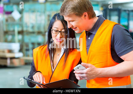 Logistik Transport Lager Bestimmung Lager Lager Puffer Lager Arbeiter Arbeiter Arbeiter Wageworker Mitarbeiter Mann Frau Stockfoto