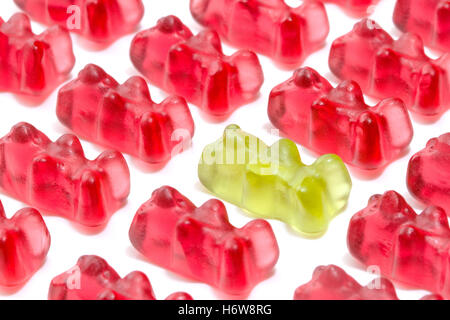 Lebensmittel Nahrungsmittel Makro Nahaufnahme Makro Aufnahme hautnah Ansicht Detail süße Farbe Closeup grüner Bär Kontrast Zucker Fruchtgeschmack Stockfoto