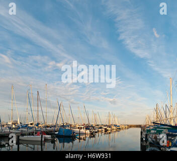 Gromitz Marina in der Nacht mit blauem Himmel Stockfoto