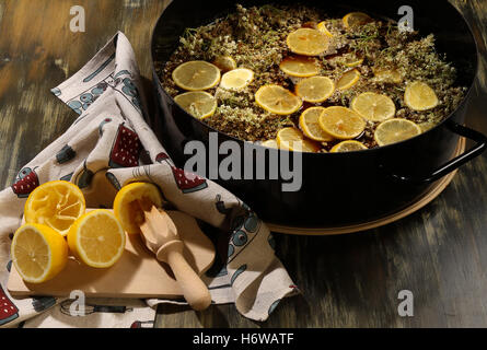 Glas Kelch Becher Blatt Makro Nahaufnahme Makro Aufnahme hautnah Ansicht Getränk trinken Lätzchen flüssige Nahaufnahme Blume Pflanze Holz Stockfoto