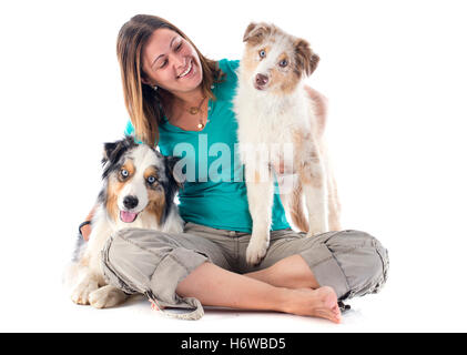 Frau Hund Welpe Mädchen Mädchen Blau Lachen Lachen Lachen Twit kichern Lächeln Lächeln lachen lachend lächelnd lächelt braun Stockfoto