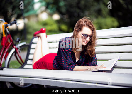 Frau Rock schöne beauteously schöne Stadt Stadt Lebensstil weibliche Park Urlaub Urlaub Urlaub Urlaub romantischen Glanz Stockfoto