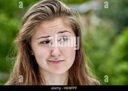 Schuss in den Kopf eines Mädchens mit einem verdächtigen Ausdruck Stockfoto