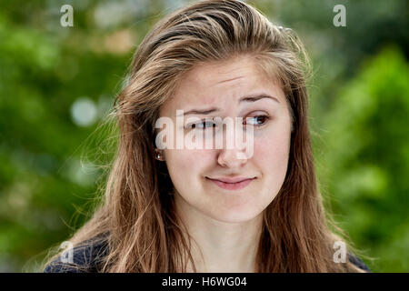 Schuss in den Kopf eines Mädchens mit einem verdächtigen Ausdruck Stockfoto