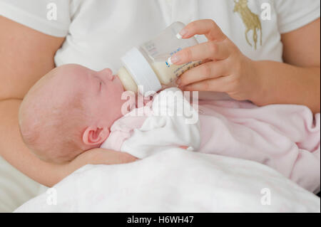 Mutter, Baby, 2 Wochen mit Milchflasche füttern Stockfoto